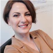 Offro lezioni private ai bambini delle scuole elementari, medie, liceo, università, adattandole alle loro esigenze.